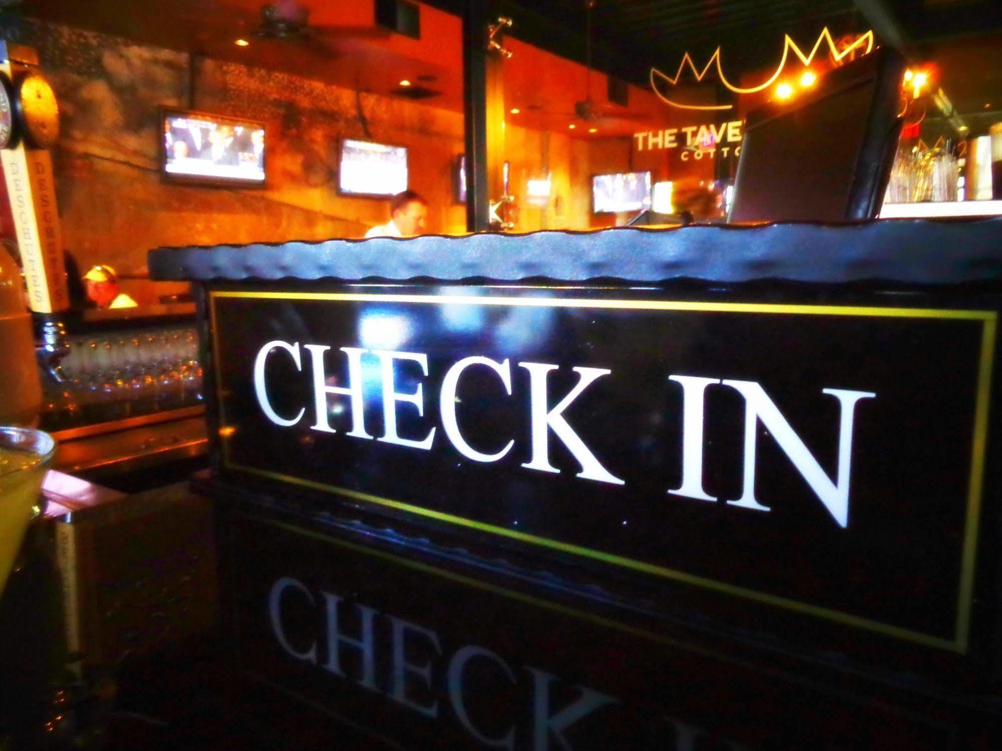 The Tavern Hotel Коттонвуд Экстерьер фото